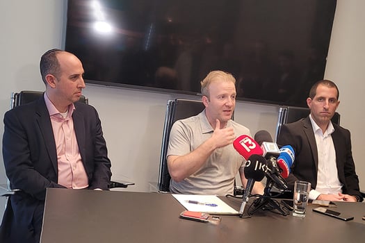 מימין: לירן מוכתר, דיוויד מינצברג, עורך דין של הרוכשים, סטיבן ברק רוזן, צילום: משה לוי